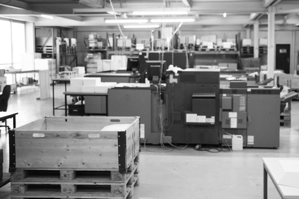 Digitaldruckmaschinen in der Produktionshalle der Dataserv AG
