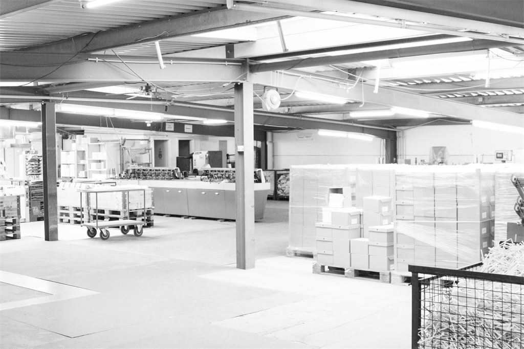 Blick in die Produktionshalle der Dataserv AG mit Kuvertieranlage und vorbereiteten Sendungen