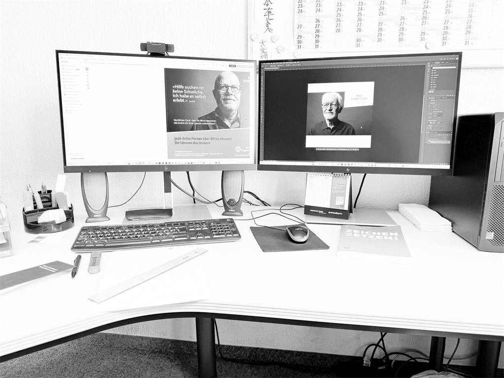 Arbeitsplatz in der Gestaltung: Layout eines Spendenmailings an zwei Bildschirmen