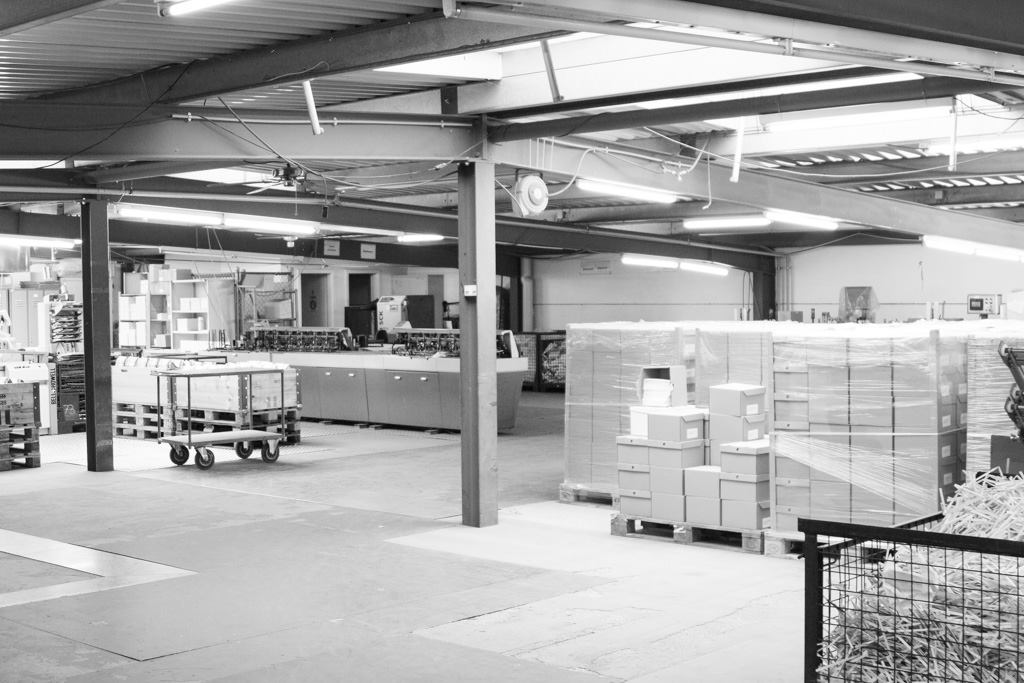 Produktions- und Lagerhalle mit vorbereiteten Sendungen