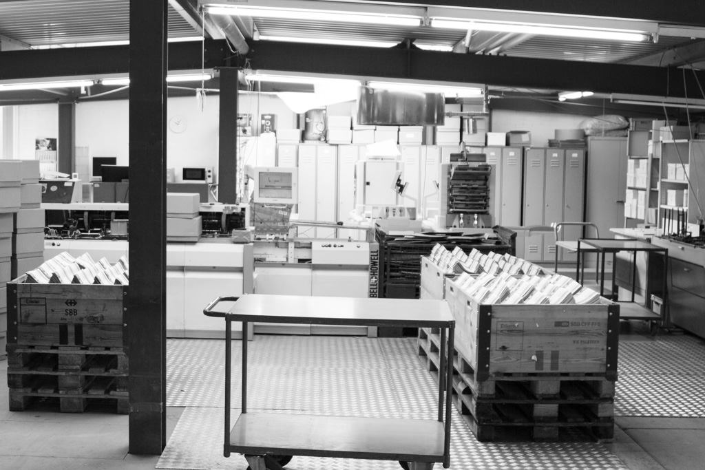 Paletten mit kuvertierten Mailings in der Produktion