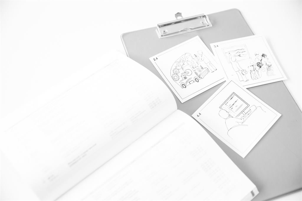 Konzeption eines Mailings: nummerierte Storyboard-Skizzen und Notizen auf dem Tisch