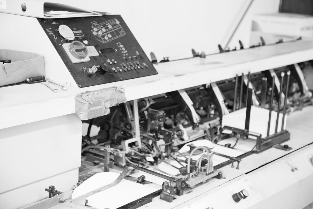 Detailaufnahme einer Kuvertiermaschine im Lettershop