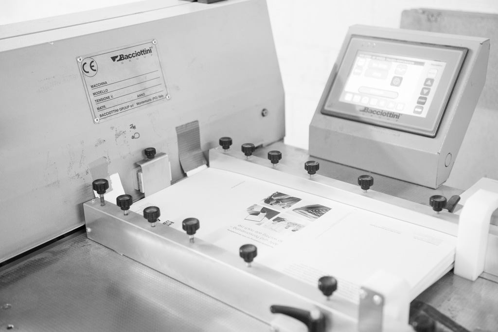 Weiterverarbeitungsmaschine mit Touchscreen-Steuerung